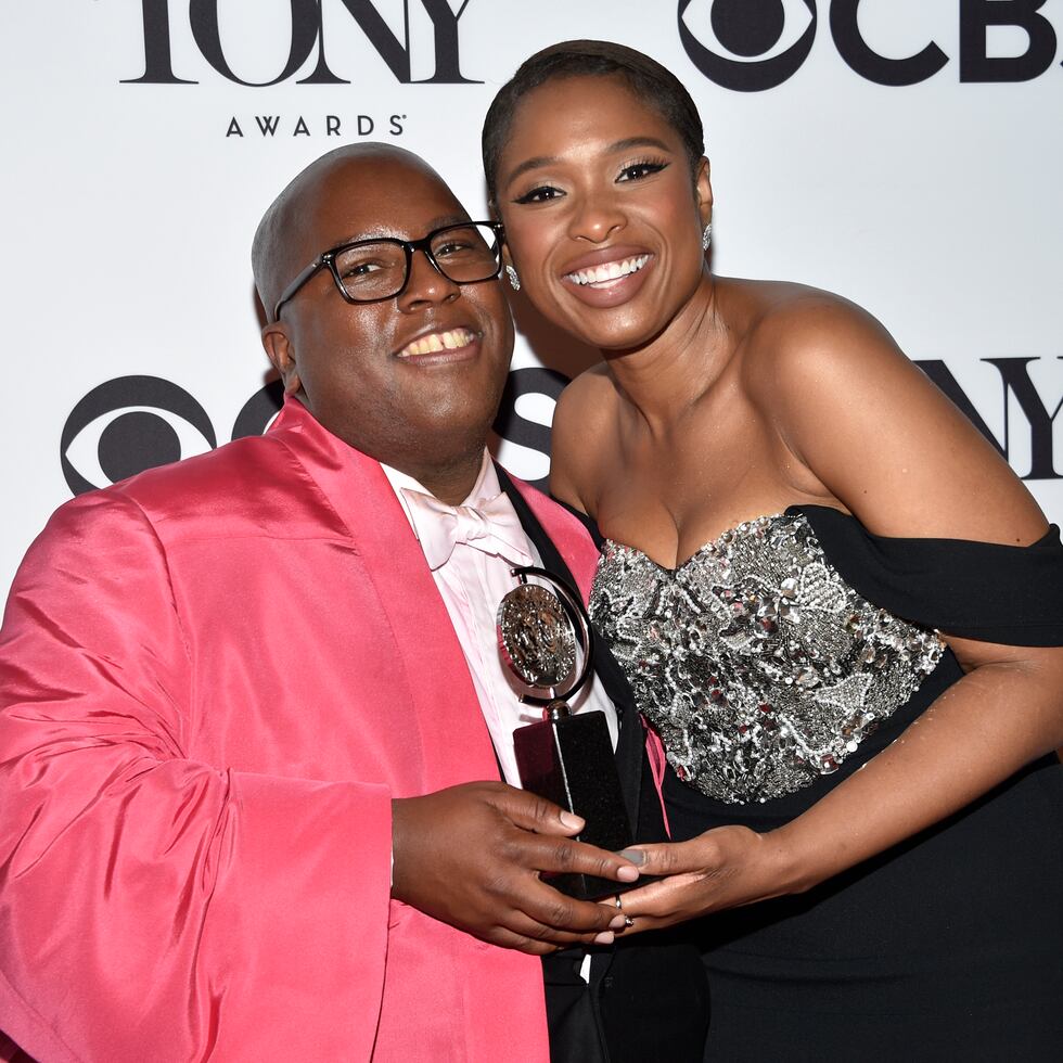 Michael R. Jackson left, ganador de los premios Tony al Mejor Libreto para un Musical y Mejor Musical por "A Strange Loop", junto la productora del musical Jennifer Hudson en la 75 entrega anual 
de los premios Tony el domingo 12 de junio de 2022, en New York. 
(Foto Evan Agostini/Invision/AP)