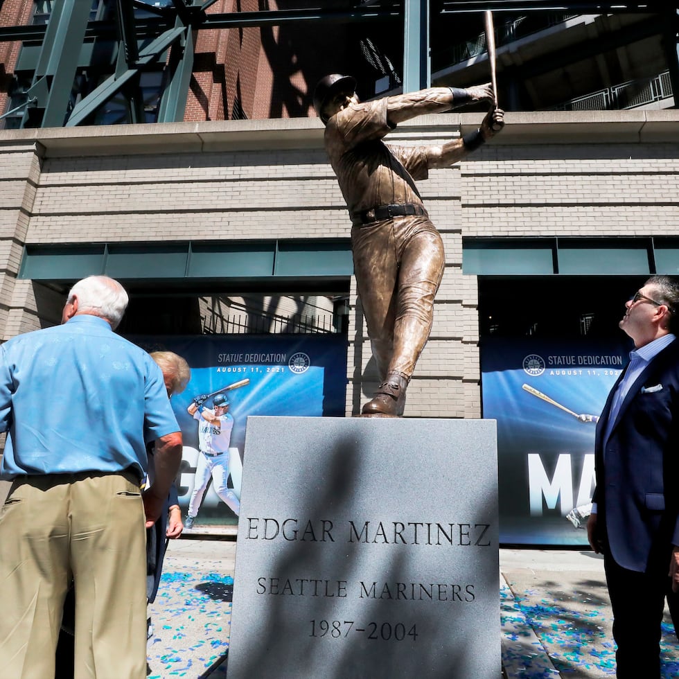 El puertorriqueño Edgar Martínez (derecha) fue honrado por la organización de los Mariners con una estatua en las afueras del estadio en Seattle.