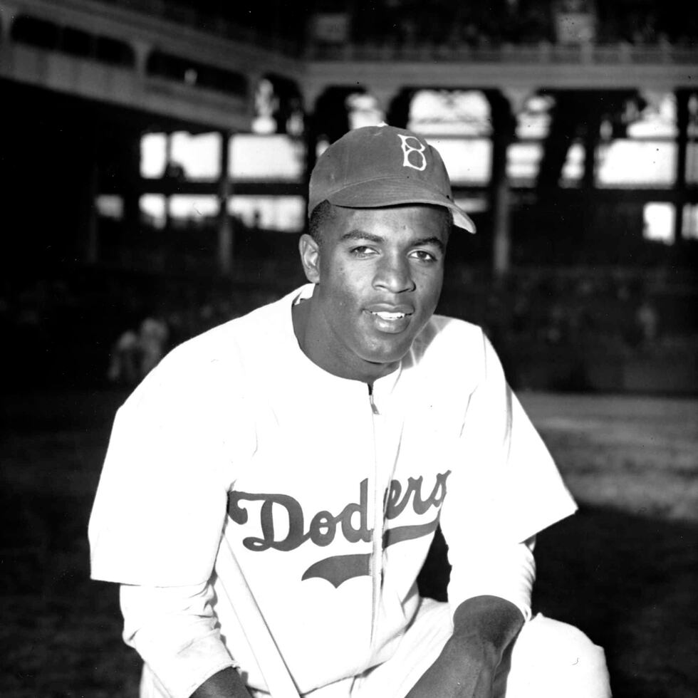 Jackie Robinson posa con su uniforme de los de Brooklyn. (Archivo / AP)