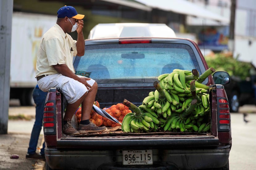 El secretario de Agricultura, Carlos Flores, sostiene que los vendedores de frutas y vegetales ambulantes no implementan las mismas medidas de higiene que los supermercados.