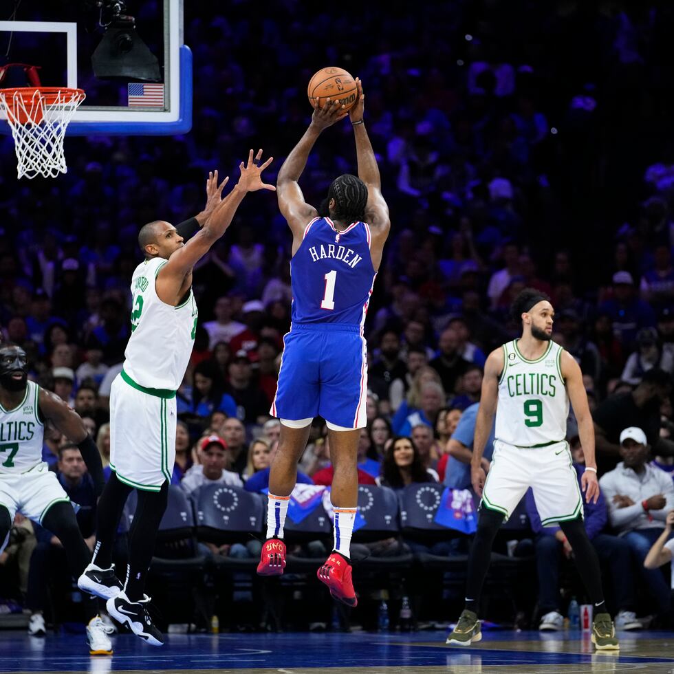 James Harden anotó 42 puntos en el triunfo de los Sixers ante Boston en el cuarto juego de la serie.