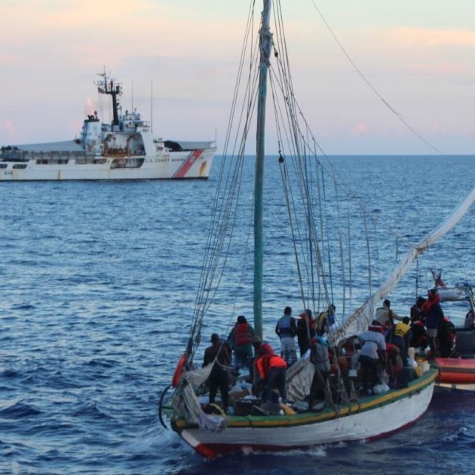 En el año fiscal 2021, que concluyó este jueves, la Guardia Costera ha rescatado a 1.527 haitianos en el mar, lo que supone un notable aumento con relación a los 418 inmigrantes de esa nacionalidad en el año fiscal anterior, los 932 del año fiscal 2019 y los 609 del año fiscal 2018.