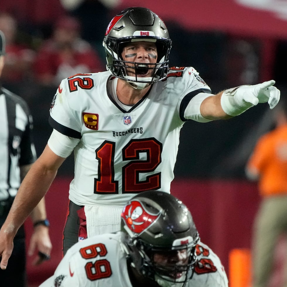 El quarterback de los Buccaneers de Tampa, Tom Brady, da instrucciones en una jugada ante los Cardinals de Arizona en el encuentro del domingo.