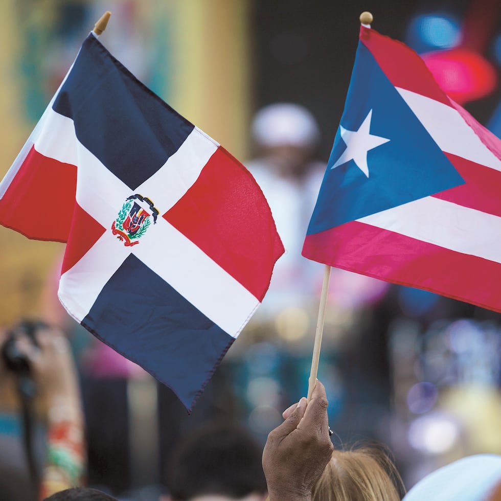 La mayoría de los inmigrantes en Puerto Rico  proviene de la vecina República Dominicana. En la foto, las banderas de  ambos países. (GFR Media)