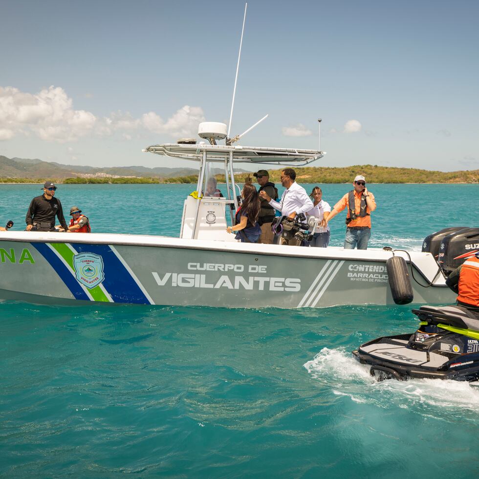 Vigilantes del DRNA de la unidad marítima del este mientras confirman que navegantes de un velero cuentan con la documentación necesaria bajo la Ley 430.