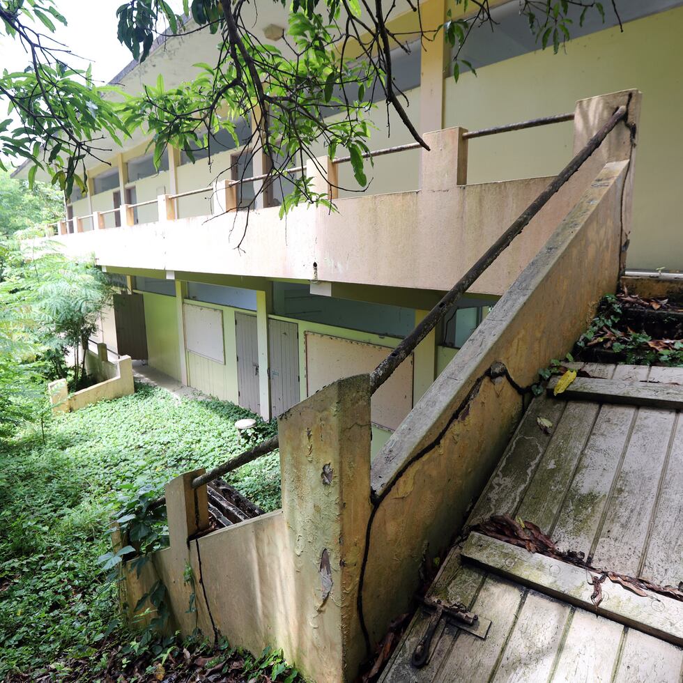 21 DE JUNIO DE 2017 - TRUJILLO ALTO, PUERTO RICO. FOTOS PARA HISTORIA SOBRE LAS ESCUELAS CERRADAS POR EL DEPARTAMENTO DE EDUCACION Y QUE AL DIA DE HOY PERMANECEN ABANDONADAS Y SIN NINGUN MANTENIMINETO.
EN LA FOTO LA ESCUELA OSUNA EN TRUJILLO ALTO.
FOTO POR: JUAN LUIS MARTINEZ (JUAN.MARTINEZ@GFRMEDIA.COM 20117