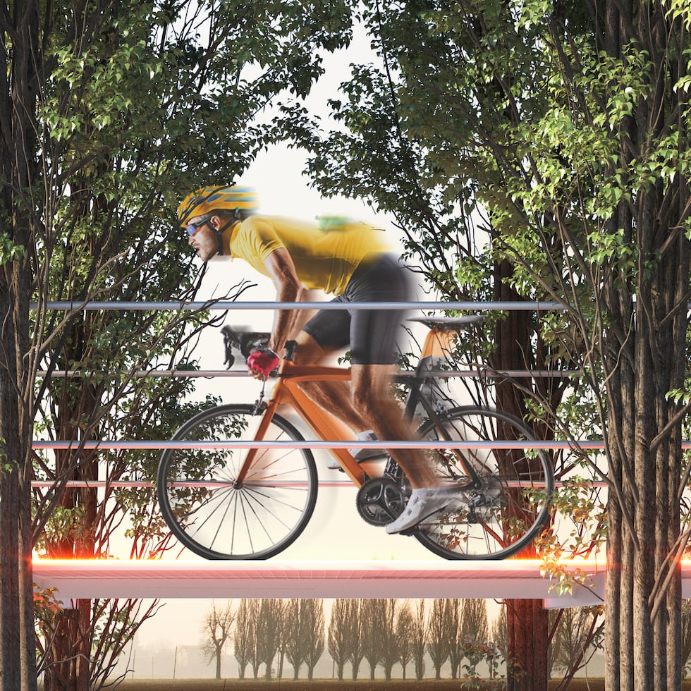 Ciclista, pedaleando en la vía "The Tree Path".