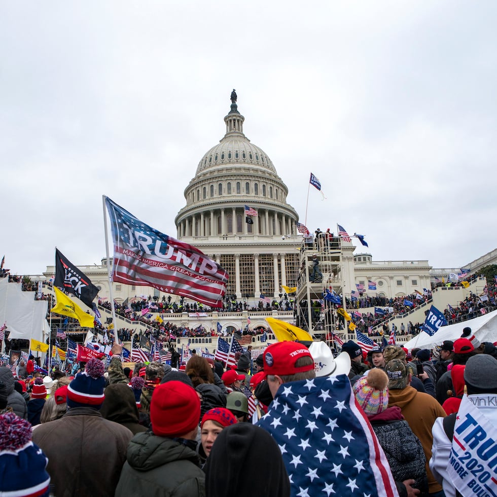 En esta fotografía del 6 de enero de 2021 se muestran simpatizantes del entonces presidente Donald Trump en el Capitolio, en Washington.