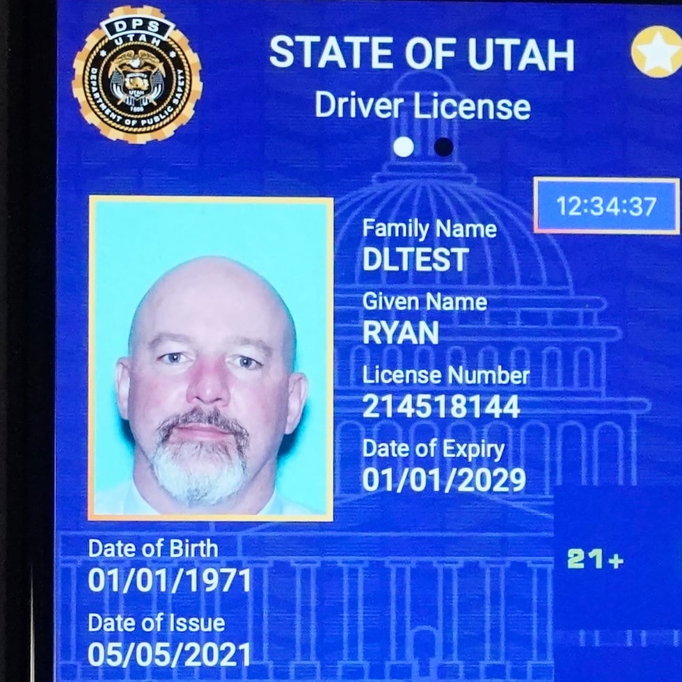 Un celular con la versión piloto de la licencia de conducción digital de Utah es mostrado el 5 de mayo del 2021.