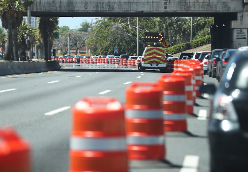 Imagen de archivo de los trabajos de remoción de dos de los puentes peatonales de la avenida Román Baldorioty de Castro.