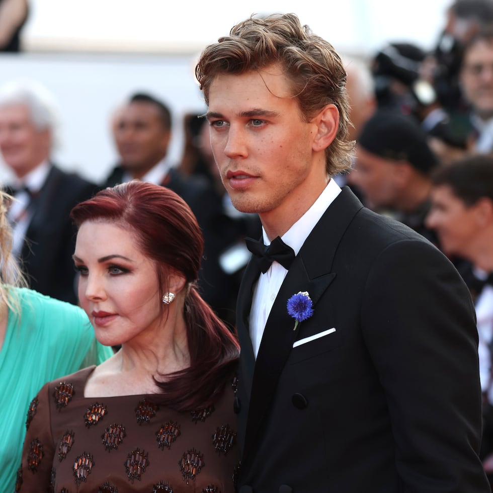 Olivia DeJonge, Priscilla Presley y Austin Butler, de izquierda a derecha, posan al llegar al estreno de "Elvis" en el Festival de Cine de Cannes, el miércoles 25 de mayo de 2022 en Cannes, Francia. (Foto por Vianney Le Caer/Invision/AP)