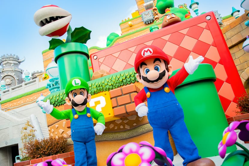 Los personajes Luigi y Mario no pudieron faltar en la inauguración del Super Nintendo World en Universal Studios Japan.