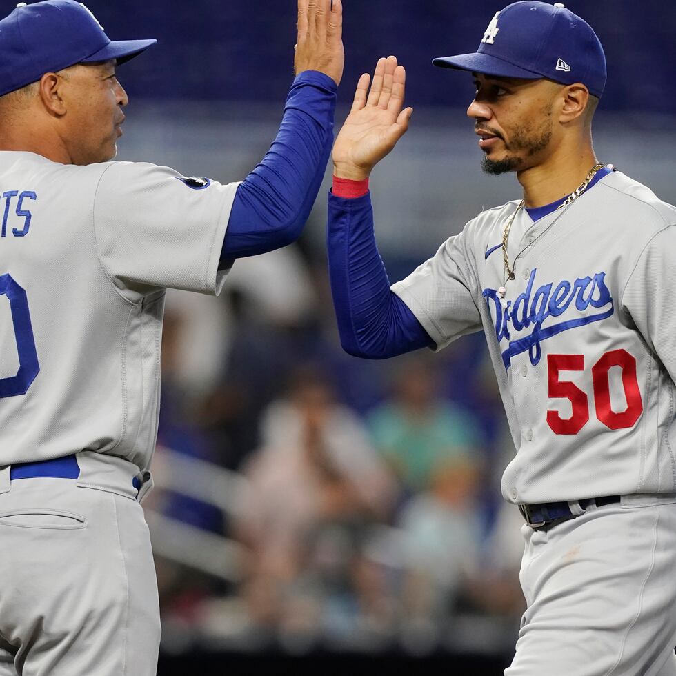 Mookie Betts -a la derecha- es el motor ofensivo de los Dodgers de Los Ángeles, que son dirigidos por Dave Roberts (a la izquierda).