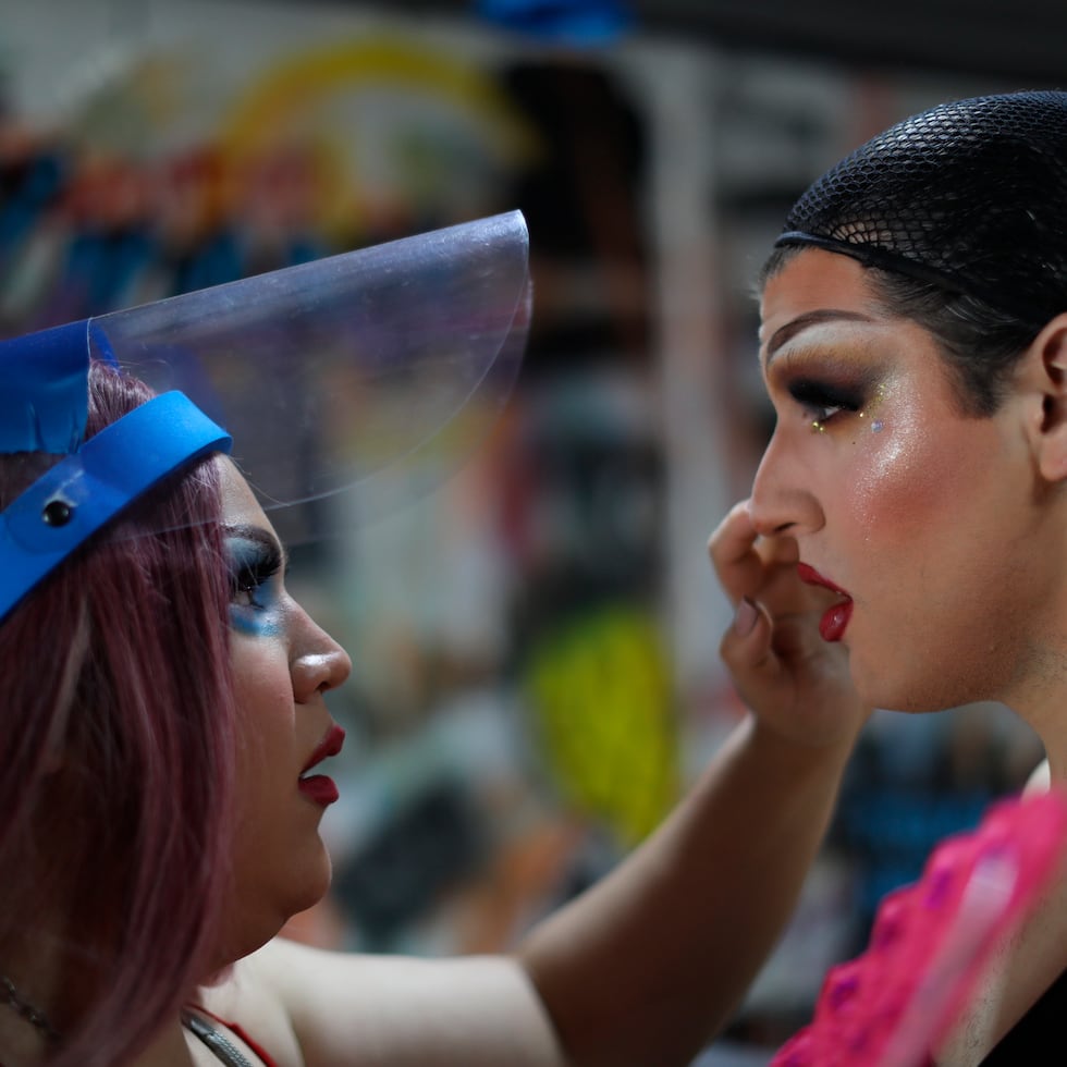 Ronda Di (d), acompañada de su compañera Dani (i), atienden a comensales durante una jornada laboral, el 23 de julio de 2020, en el Bar Tijuana en Ciudad de México.