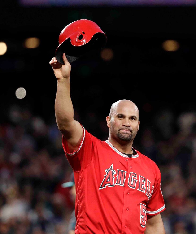 Albert Pujols saluda a los fanáticos en el Safeco Field de Seattle tras pegar el hit 3,000 de su carrera. (AP)