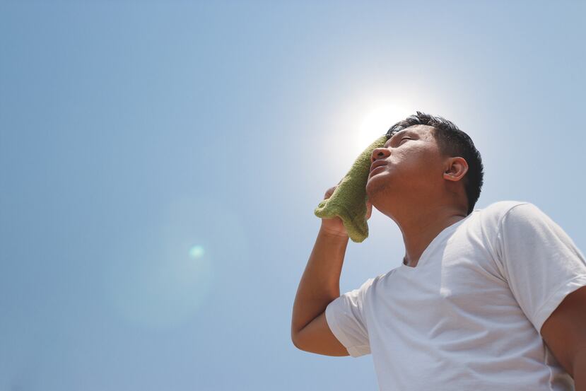 Es necesario mantener buena hidratación y reducir los momentos bajo el sol durante un evento de calor extremo.