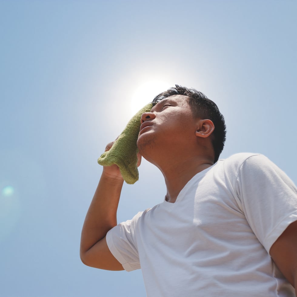 Es necesario mantener buena hidratación y reducir los momentos bajo el sol durante un evento de calor extremo.