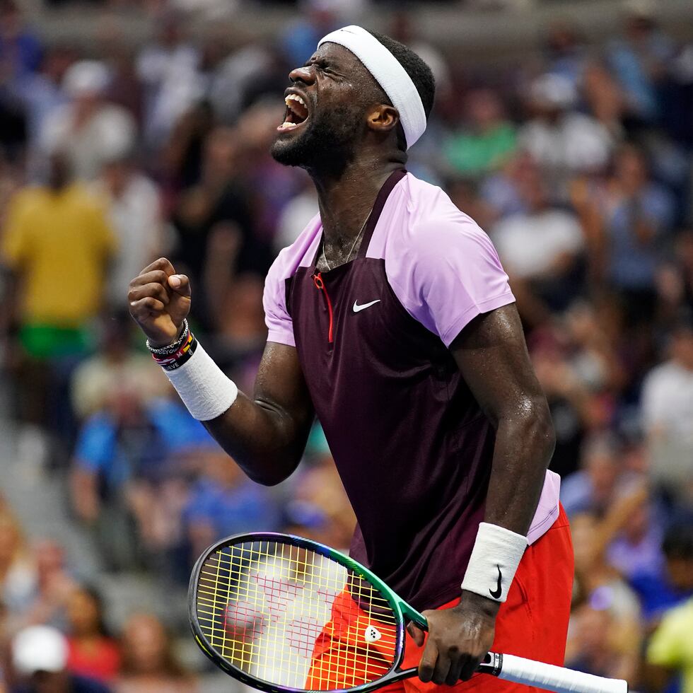 Frances Tiafoe, de Estados Unidos, celebra durante el partido ante Rafa Nadal.