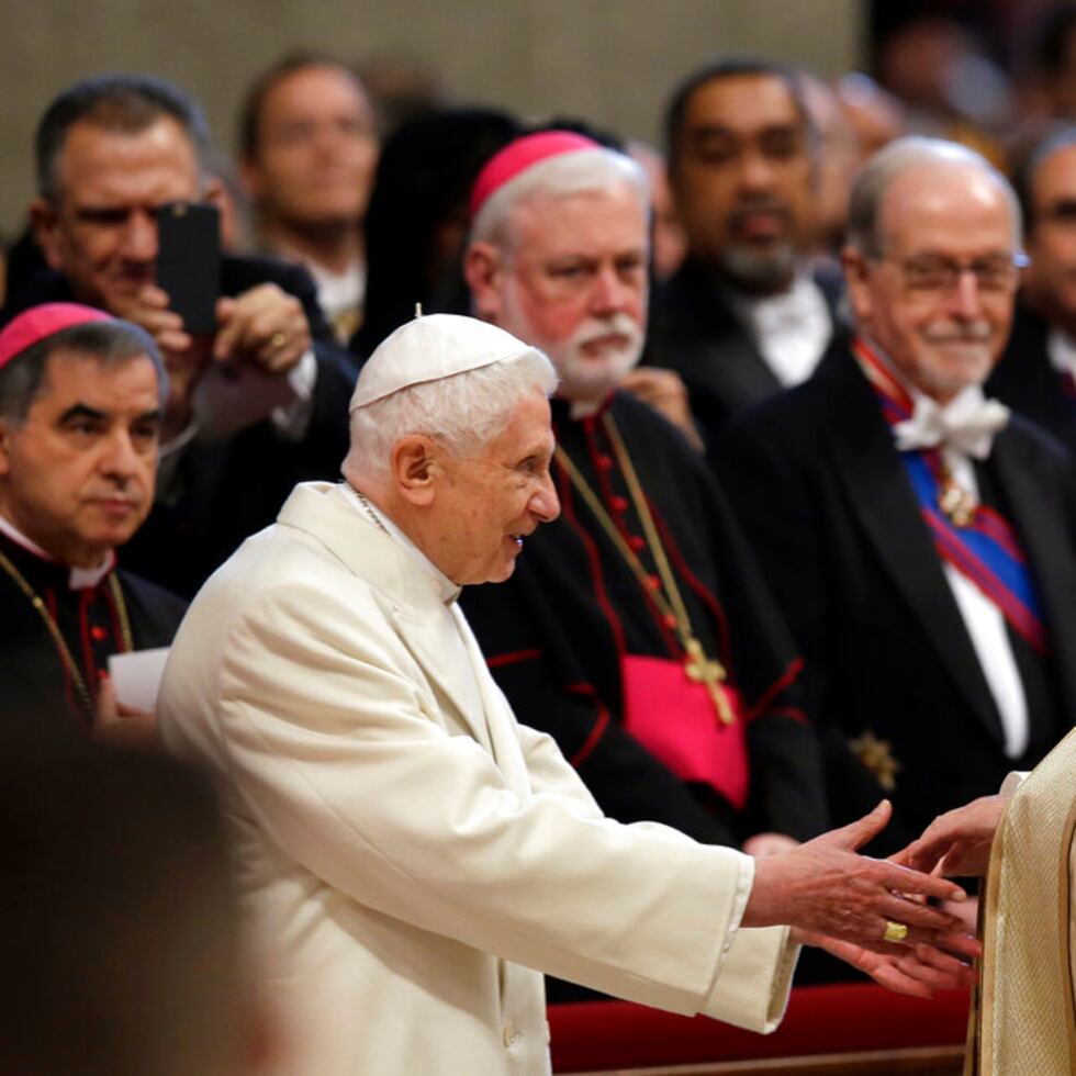 El papa emérito Benedicto XVI saluda al papa Francisco en la Basílica de San Pedro el 14 de febrero de 2015.