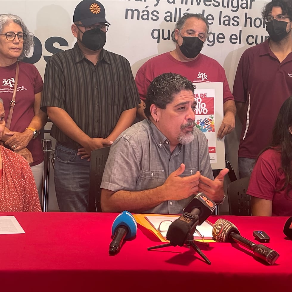 Al centro, el presidente de la APPU, Ángel Rodríguez Rivera, junto a líderes de la organización, en conferencia de prensa.