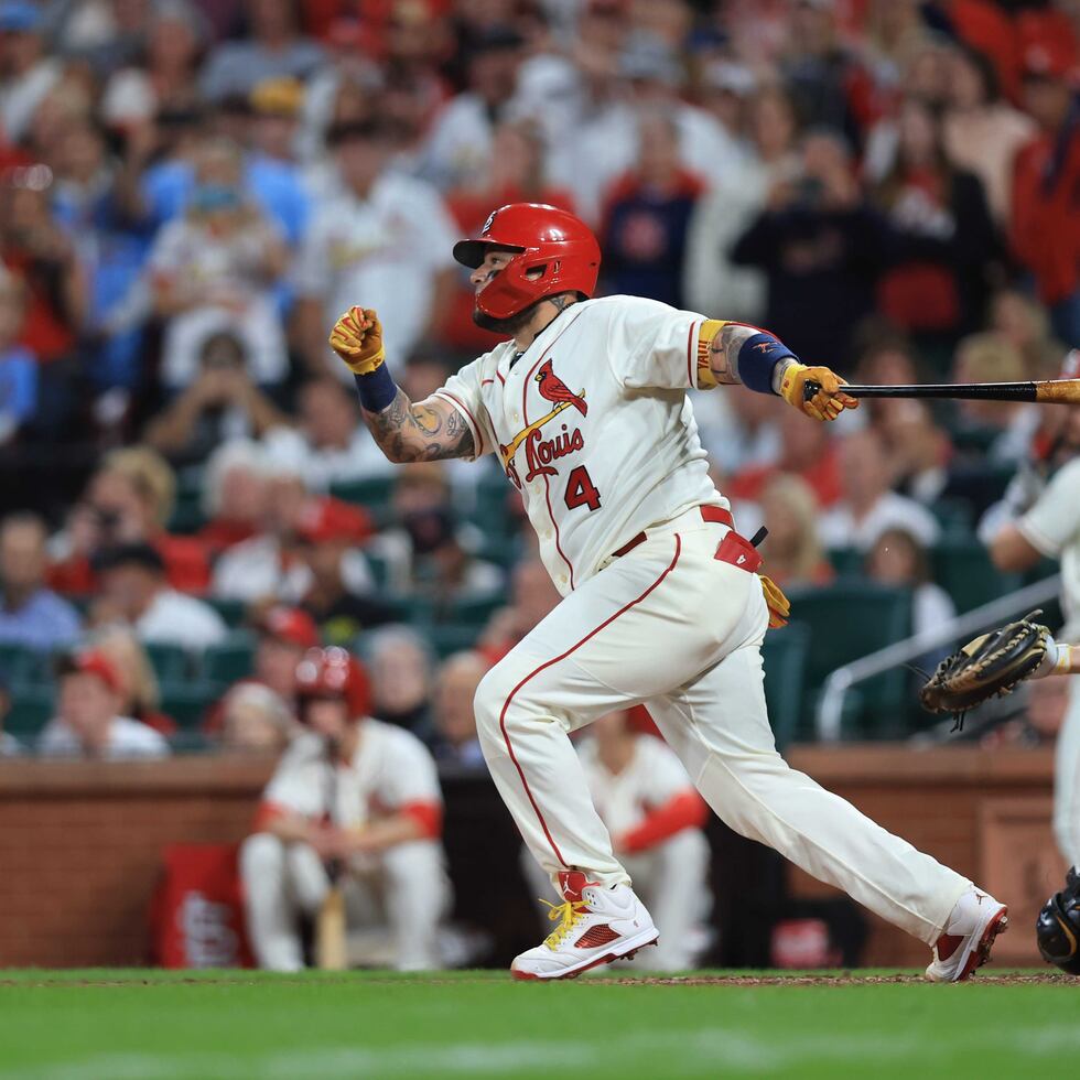 Yadier Molina batea durante un turno en el partido del sábado entre los Pirates y los Cardinals en San Luis.