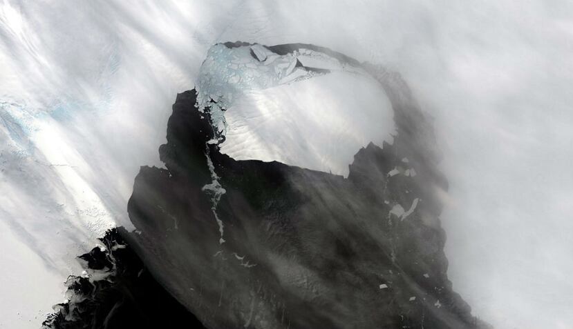 Momento exacto en el que un iceberg se desprende de una plataforma glaciar en la Antártida. (EFE)