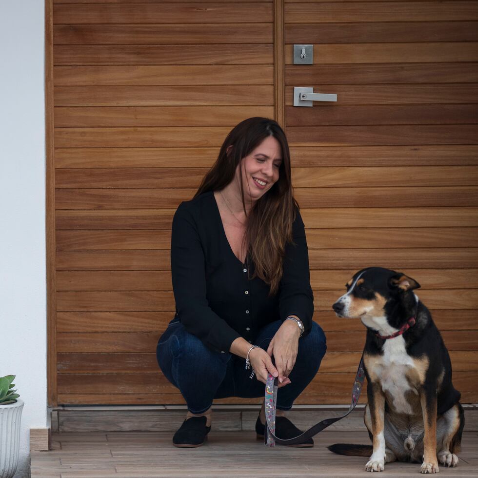 Alexandra Ruiz Costas vive en Ponce con el perro que era de su hermana, Andrea, y que se llama “Goonie”, en honor a la que era su película favorita.