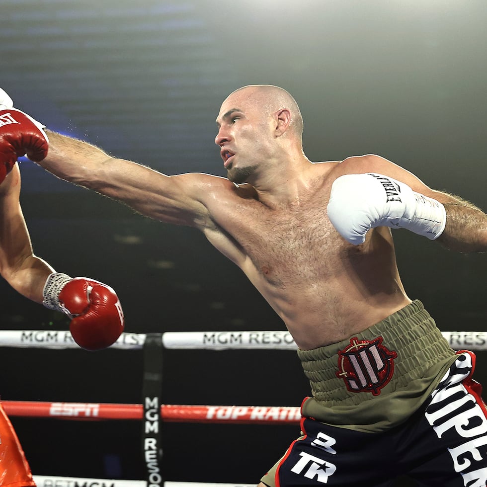 José "Sniper" Pedraza, a la derecha pegando una derecha al rostro de Javier Molina, enfrentará en su próximo combate al invicto Julián Rodríguez a 10 asaltos.
