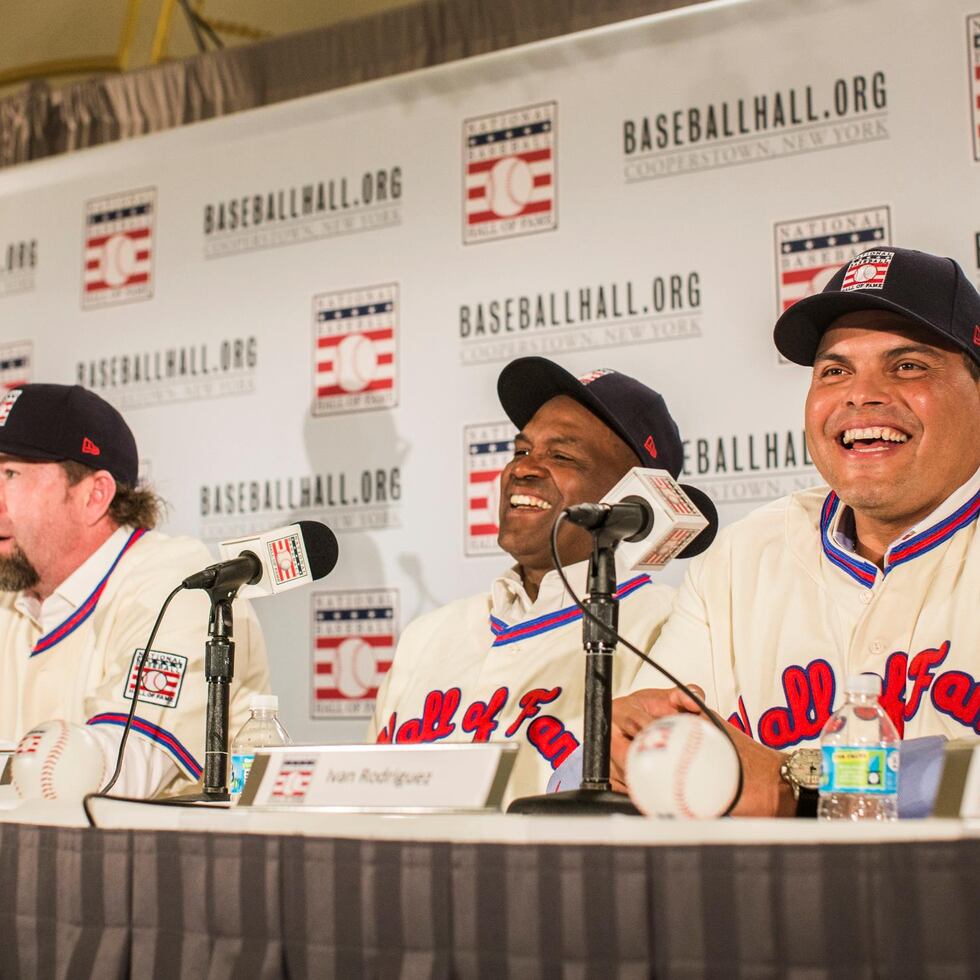 El puertorriqueño Iván Rodríguez (derecha) es todo sonrisas mientras reflexiona sobre su selección al Salón de la Fama. A la izquierda el también seleccionado Tim Raines. (Christopher Gregory/ Especial para El Nuevo Día)