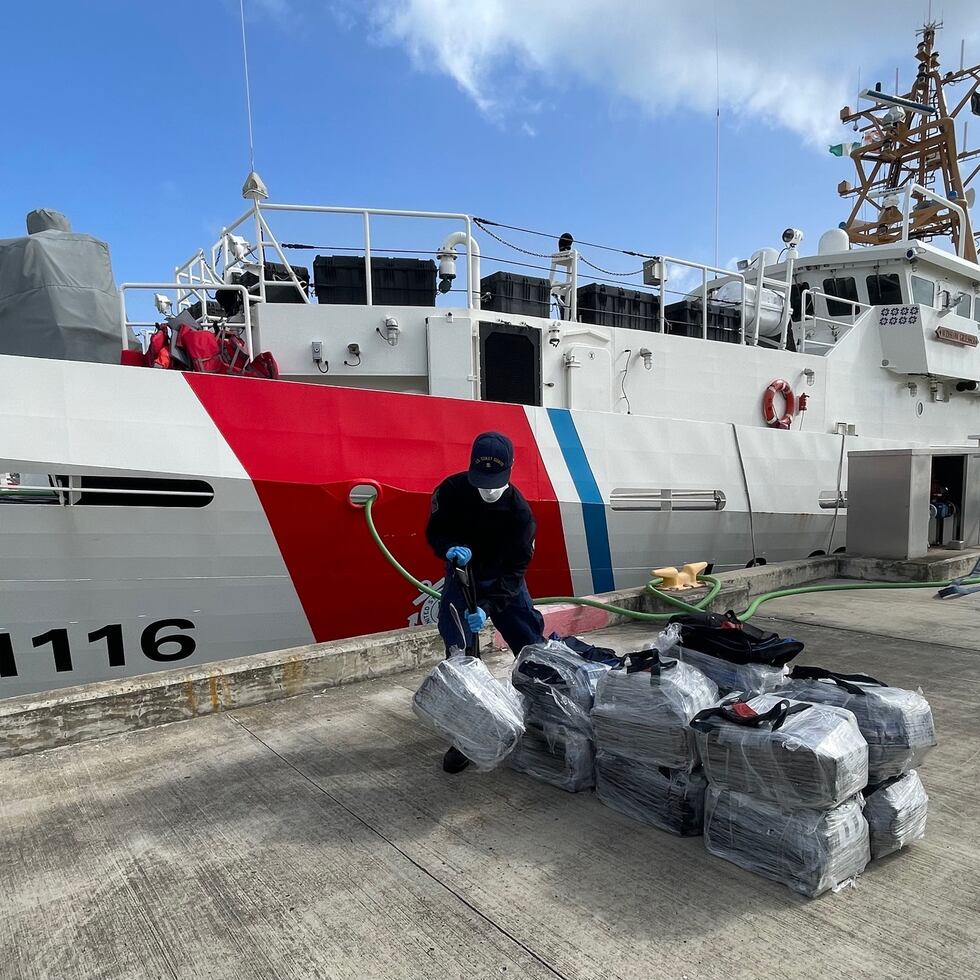 La Guardia Costera tiene en Puerto Rico una base principal en el Viejo San Juan, donde están sus embarcaciones. Tiene, además, una estación aérea en Aguadilla y una pequeña oficina en Ponce centrada en la industria marítima.