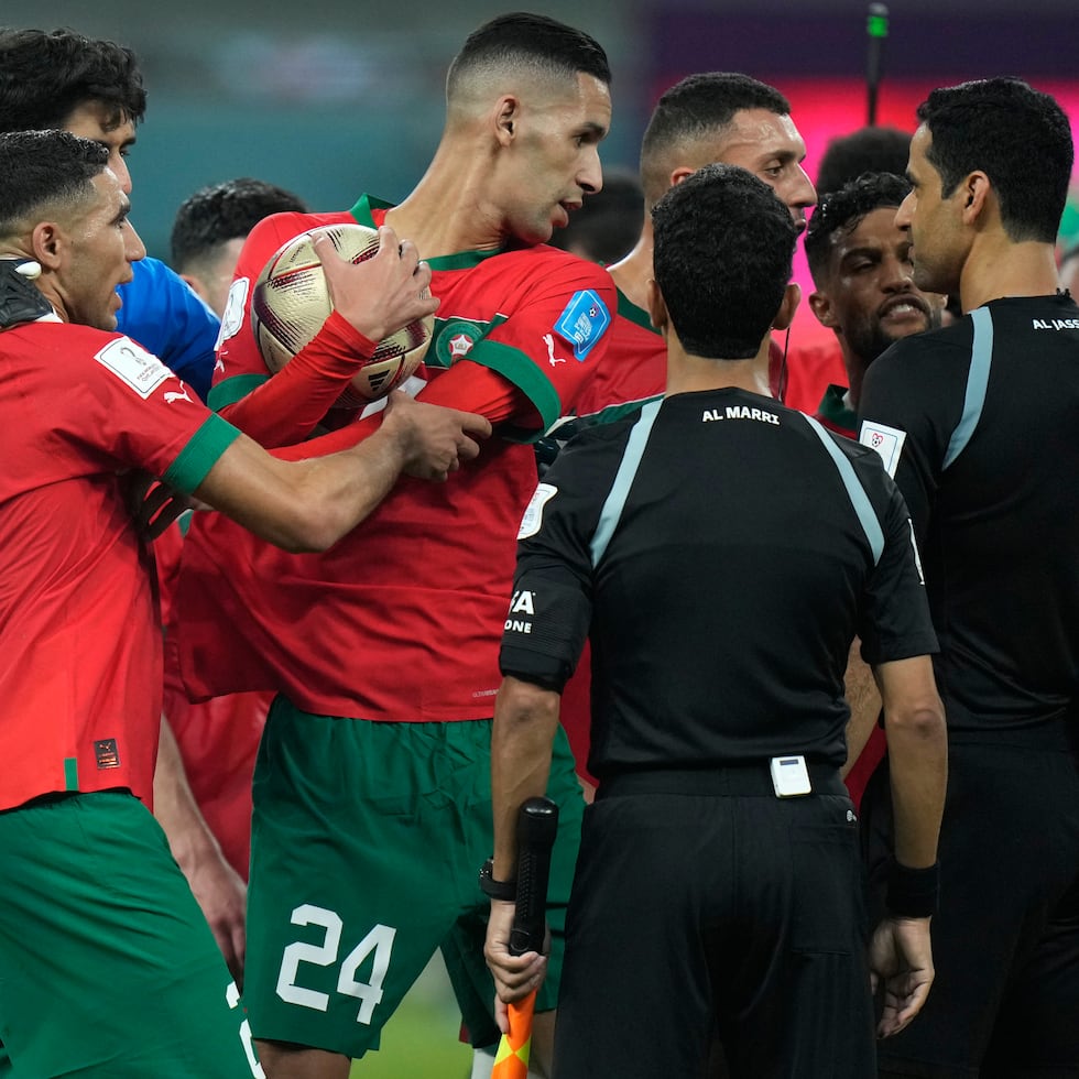 Jugadores de Marruecos discuten con el árbitro qatarí Abdulrahman Al Jassim, tras el partido por el tercer sitio del Mundial ante Croacia, el 17 de diciembre en Doha.