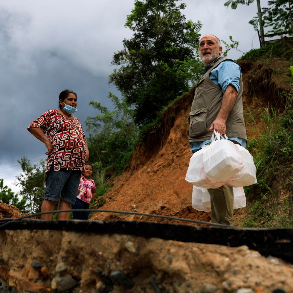 El chef Jose Andrés  llevar suministros y comida preparada al barrio Paso Palma de Utuado, lugar donde la corriente del río destruyó el puente que da acceso a la comunidad.