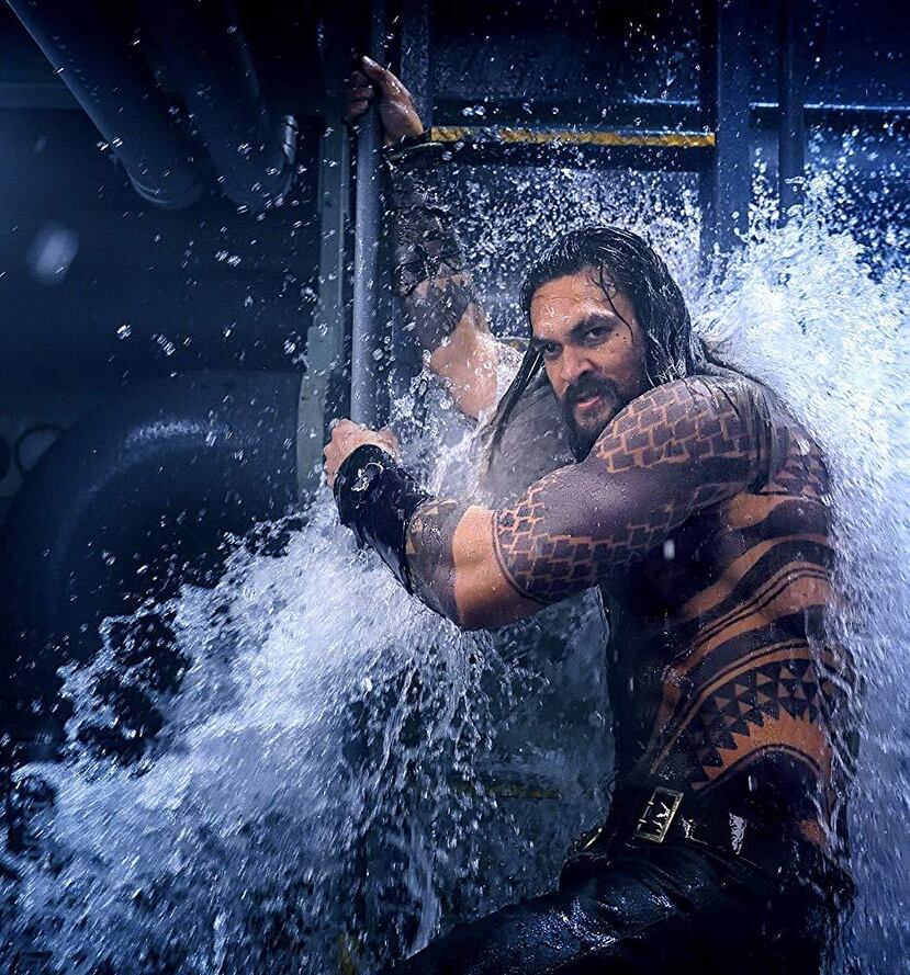 El encanto de Jason Momoa, arriba,  como protagonista es uno de los aciertos de la producción que estrena hoy en Puerto Rico. Al lado, Patrick Wilson encarna a uno de los villanos de la cinta, Ocean Master. (Suministrada)