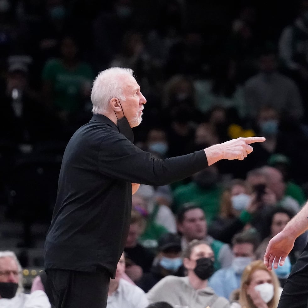 Gregg Popovich, entrenador de los Spurs de San Antonio, gesticula hacia el pívot Jakob Poeltl (25) durante la primera mitad del juego de la NBA, contra los Celtics de Boston, el miércoles 5 de enero de 2022, en Boston. Popovich llegó a 2.000 juegos con San Antonio. (AP Photo/Charles Krupa)