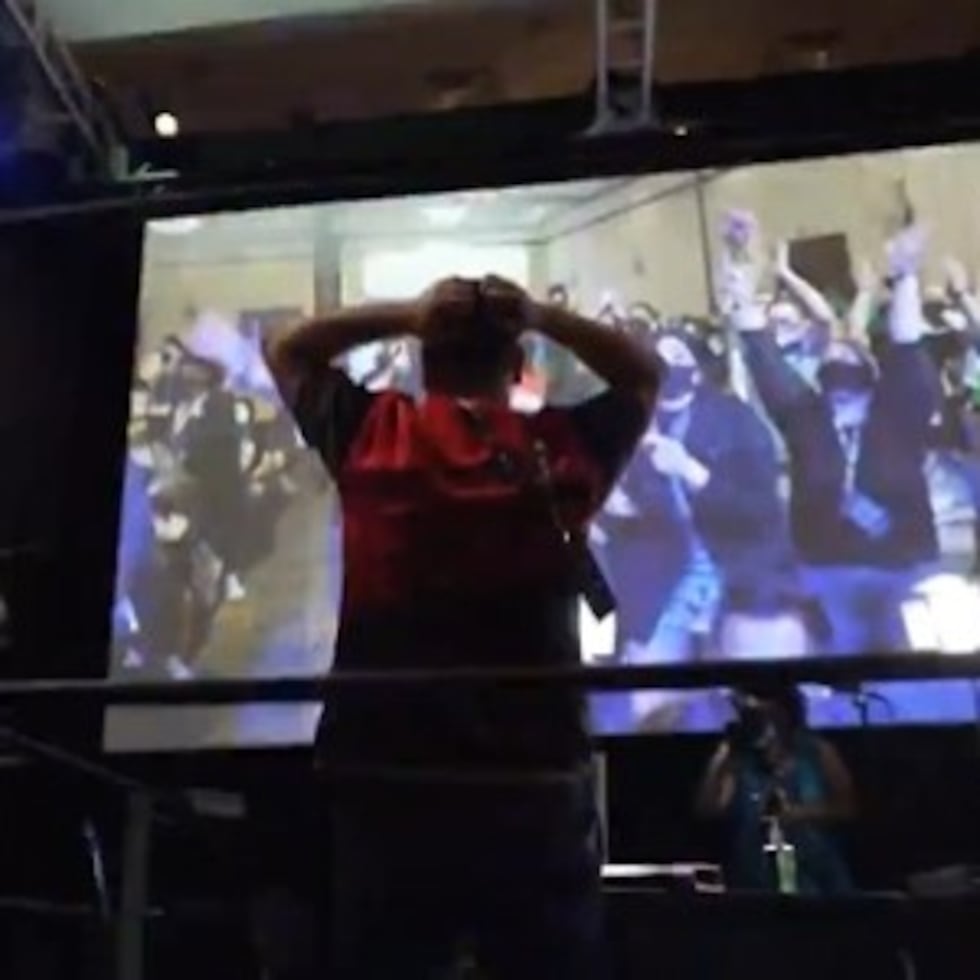 Ricardo "Mono" Román se lleva las manos a la cabeza tras ganar el combate final.