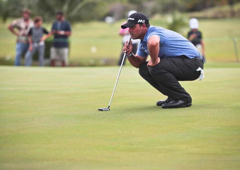 El boricua Rafa Campos estudia el green antes de intentar un putt. Campos entra a la última jornada del Abierto a dos golpes del líder en un empate con otros cinco golfistas.