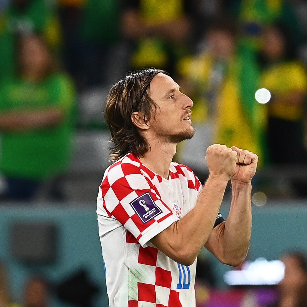 El centrocampista croata Luka Modric celebra la victoria ante Brasil tras su encuentro de cuartos de final del Mundial de Qatar 2022. EFE/ Georgi Licovski
