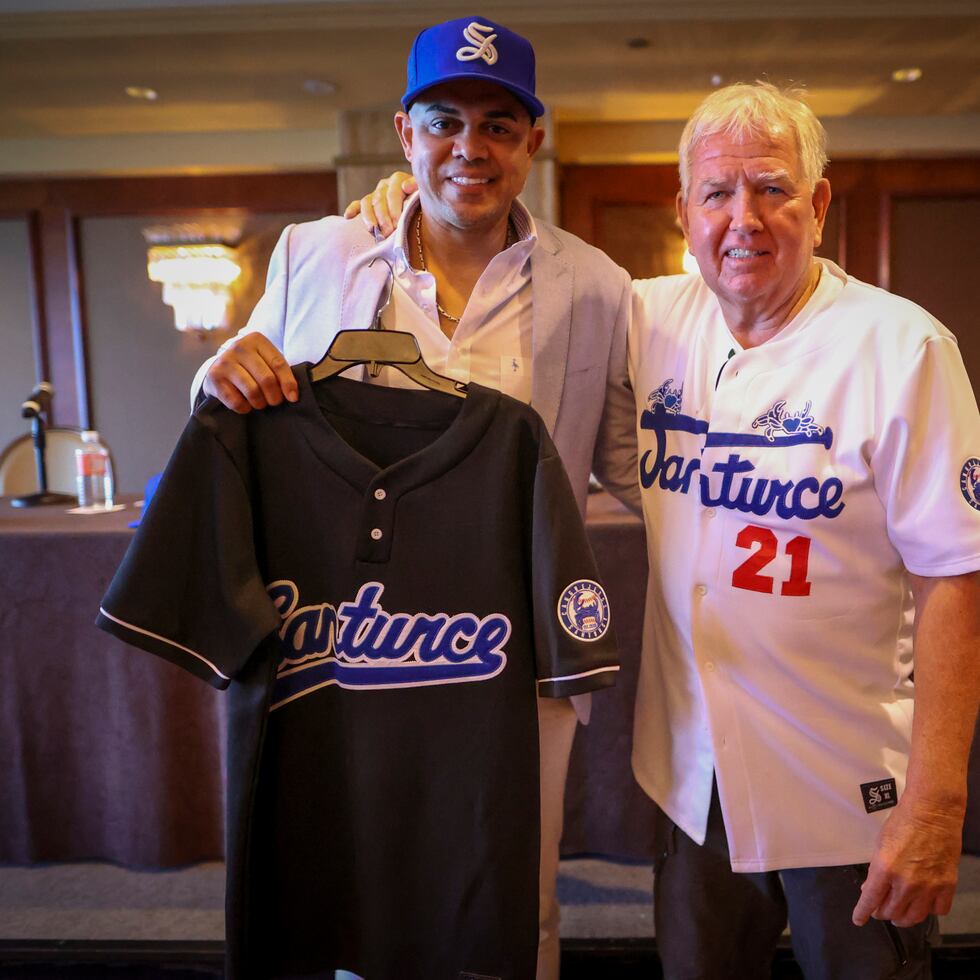 Tom Axon, propietario de los Cangrejeros de Santurce, junto a su nuevo dirigente, Alex Cintrón, quien fue presentado oficialmente hoy a los medios.