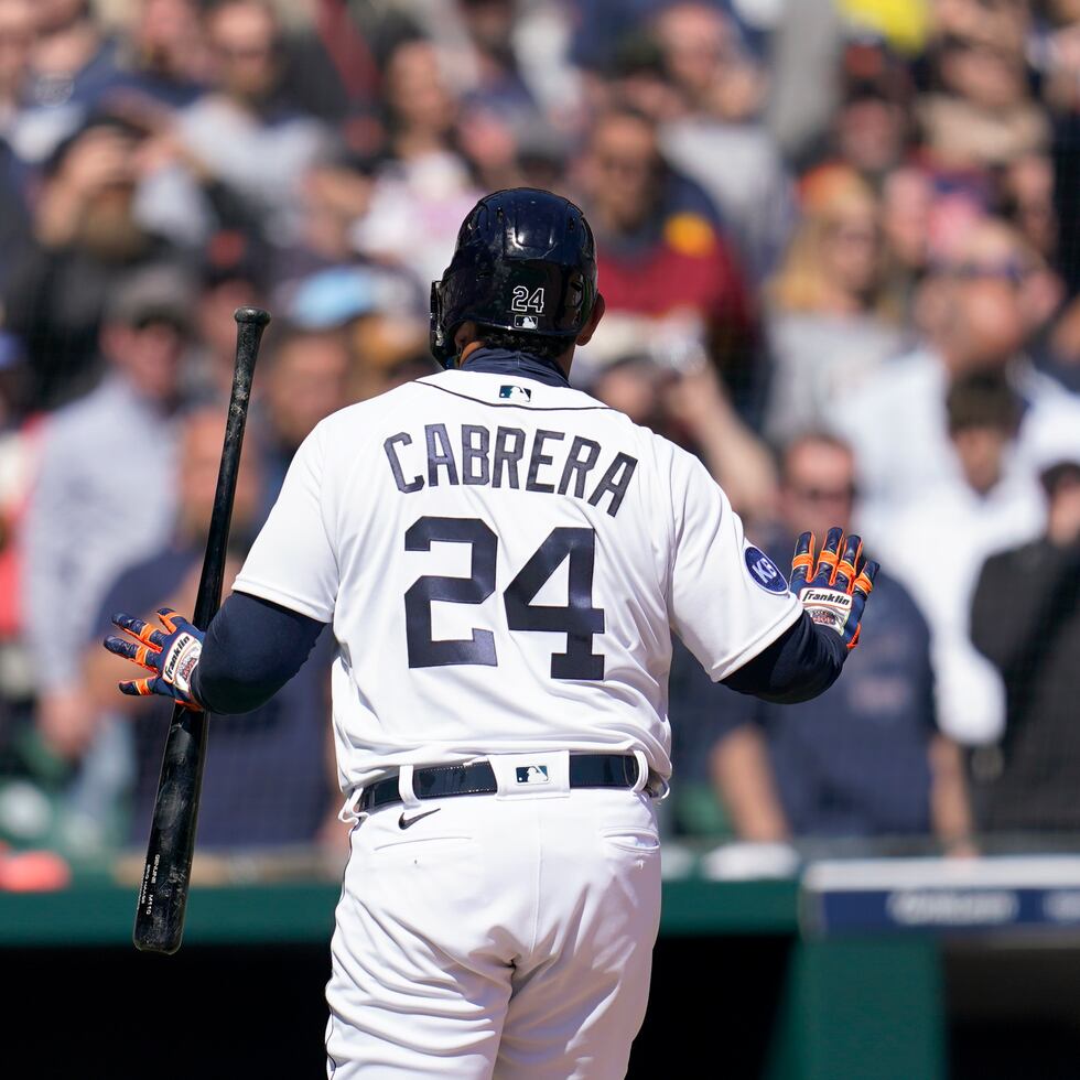 Miguel Cabrera hace una señal al público en la octava entrada del partido ante los Yankees de Nueva York.