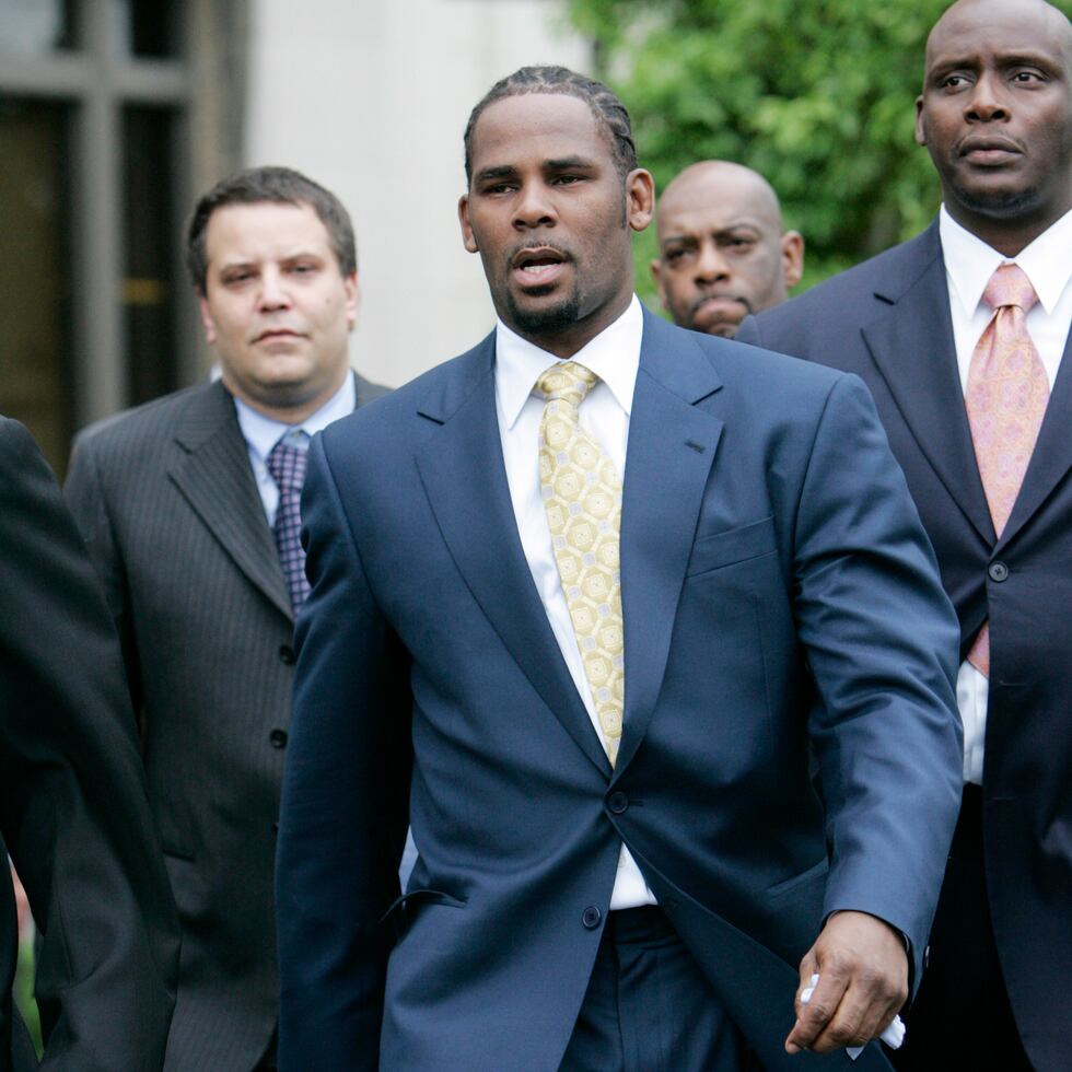 Una acusación separada presentada contra R. Kelly (centro) en el distrito este de Nueva York incluye cargos de asociación delictiva, secuestro, trabajo forzoso y explotación sexual de una niña.