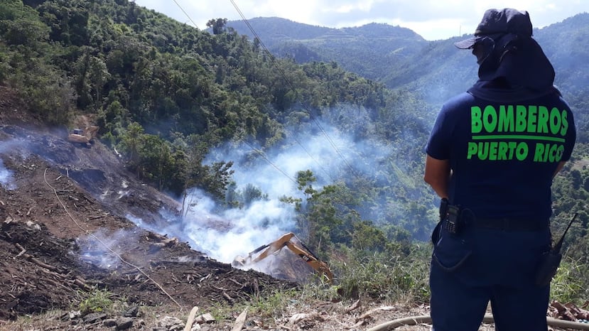 El lugar donde se desarrolla el incendio es una pendiente empinada con cerca de 200 pies de profundidad. (Suministrada)