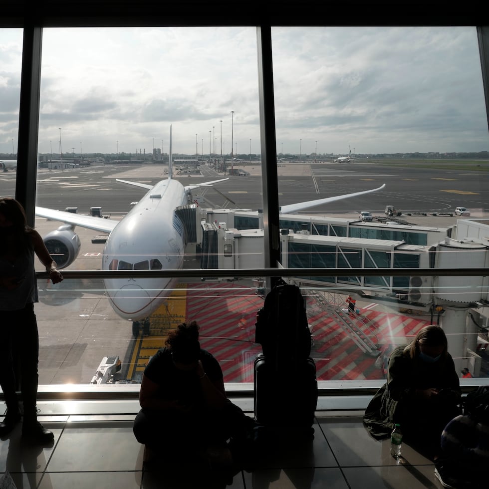 Pasajeros esperan abordar un vuelo de United Airlines, visto al fondo, con destino a Newark, Nueva Jersey, en el aeropuerto Leonardo Da Vinci de Fiumicino, cerca de Roma, el lunes 8 de noviembre de 2021. EE. UU. Está levantando las restricciones de viaje desde una larga lista de países incluidos México, Canadá y la mayor parte de Europa, lo que permite que los turistas realicen viajes que se retrasan mucho y que los miembros de la familia se vuelvan a conectar con sus seres queridos después de más de un año y medio de diferencia debido a la pandemia. (Foto AP / Alessandra Tarantino)