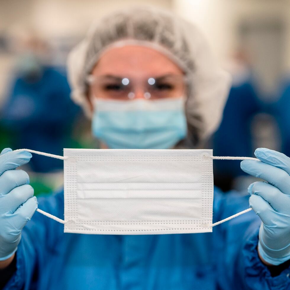 Fotografía cedida este martes por General Motors (GM) donde aparece una trabajadora de la compañía mientras muestra una mascarilla médica, producida en la planta que el fabricante de automóviles tiene en la localidad de Oshawa, Ontario (Canadá). General Motors (GM) ha empezado a producir este martes 10 millones de mascarillas para el Gobierno canadiense "a precio de costo", en un momento en que Canadá está redoblando los esfuerzos para obtener material de protección ante la escasez que sufre de equipos para luchar contra el COVID-19. EFE/Jessica Hayes/GM /
