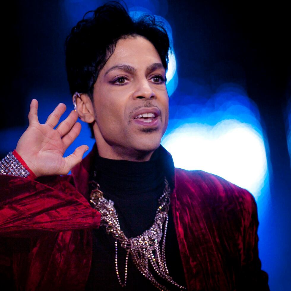 El músico Prince falleció el 21 de abril de 2016 a los 57 años. Su deceso ha sido una de las tantas primicias del mundo del espectáculo publicada originalmente por el portal TMZ y confirmada después por portavoces oficiales.