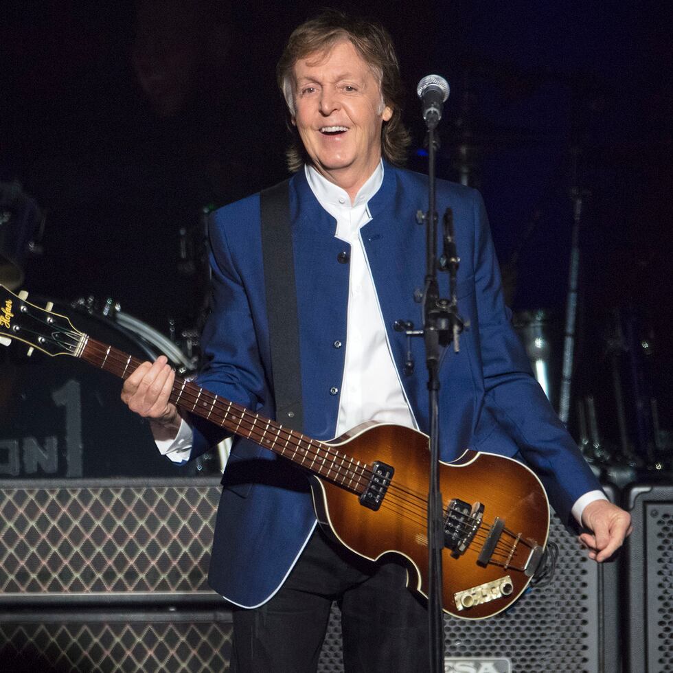 ARCHIVO - Foto de archivo del 10 de julio de 2017 de Paul McCartney actuando en la Amalie Arena de Tampa, Florida, EEUU. McCartney regresa al Cavern Club de Liverpool, considerado la cuna de los Beatles, el jueves 26 de julio de 2018. (AP Foto/Scott Audette)