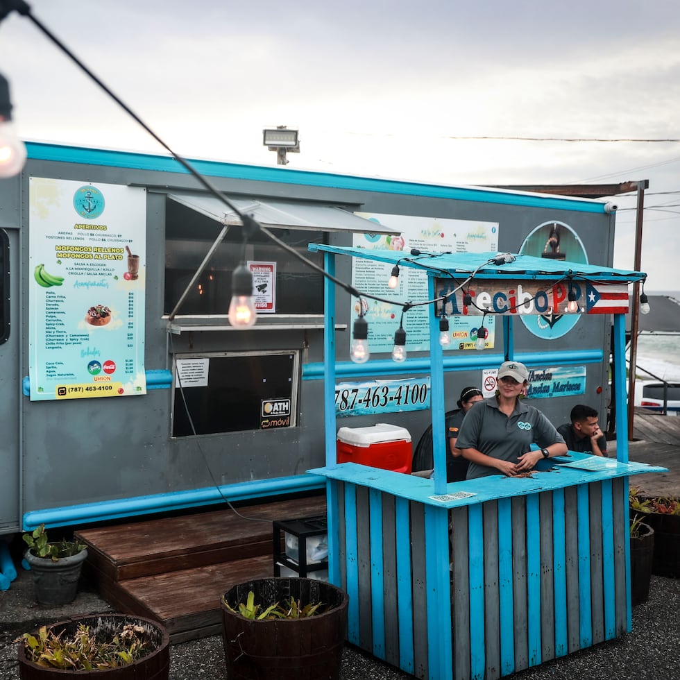 En la foto Anclas, food truck de comida criolla.