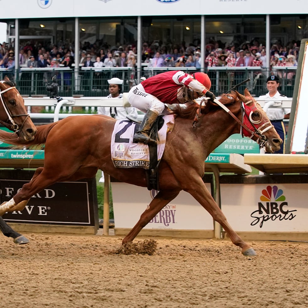 Rich Strike (21), con Sonny León a bordo, vence a Epicenter (3), con Joel Rosario, en la línea de meta para ganar la edición número 148 del Kentucky Derby en Churchill Downs.