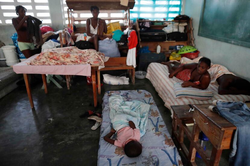 Un grupo de personas descansa en una escuela convertida en refugio en Port Salut, Haití. (AP)