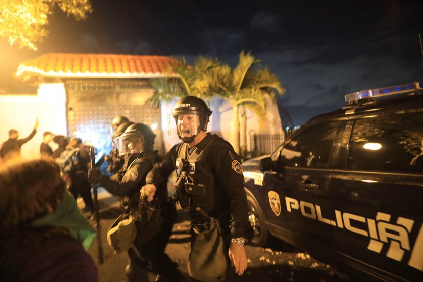 Cientos de manifestantes se mantuvieron protestando en los alrededores de La Fortaleza, exigiendo la renuncia del primer ejecutivo. Por momentos, hubo instancias de mucha tensión con la Policía.