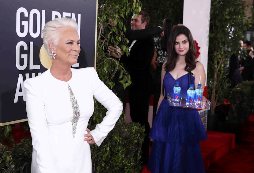 "La chica del agua"  le robó cámara también a la actriz Jamie Lee Curtis. (AP)